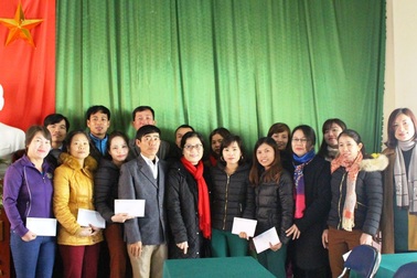 Khen thưởng 3 cô giáo đỡ đẻ cho sản phụ trên đường