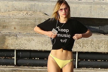 Suki Waterhouse khoe dáng quyến rũ trên biển