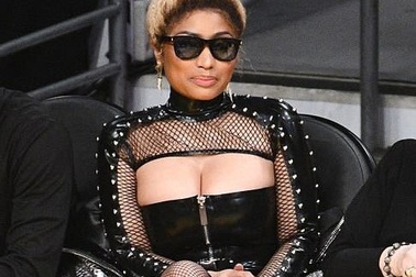 Nicki Minaj khoe ngực khủng đi xem bóng rổ
