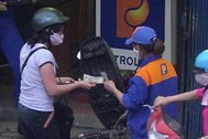 Hà Nội: Vạch mặt thủ đoạn "móc túi" tinh vi của nhân viên bán xăng