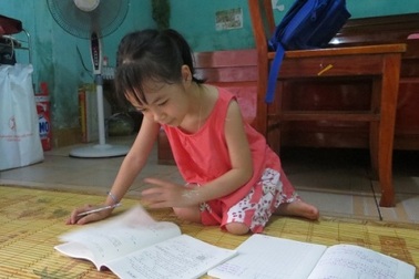 Cô bé khuyết tật viết chữ đẹp ước mơ trở thành bác sĩ