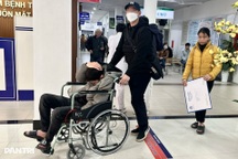 Vợ nam shipper bị tài xế Lexus đấm tới tấp: "Họ đánh chồng tôi ác quá"