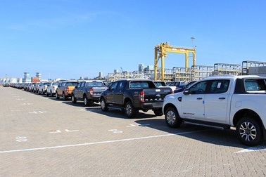 Đổ xô mua ô tô bán tải: Cơn sốt bất ngờ, khan hàng chém khách