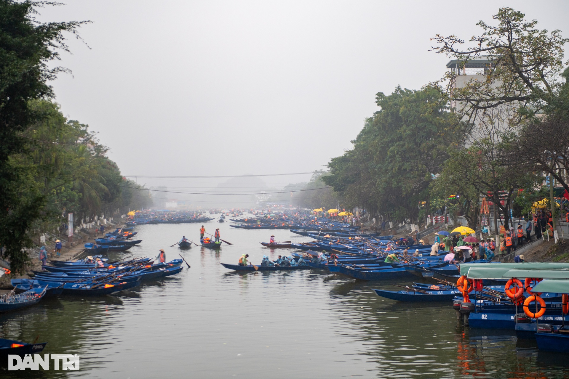Hàng vạn người dân và du khách đội mưa về khai hội chùa Hương - 2 Hàng vạn người dân và du khách đội mưa về khai hội chùa Hương - 2