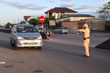 Tạm dừng hoạt động tắm biển và kinh doanh ăn uống, cà phê dọc quốc lộ