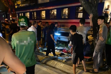 2 phụ nữ lái xe máy băng qua đường tàu, 1 người tử vong