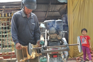 Cận Tết, “sống khỏe” nhờ nghề đánh bóng lư đồng, sơn nhà