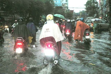 Mưa xối xả, TPHCM “sũng nước”