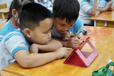 TPHCM nghiên cứu việc cấm học sinh dùng điện thoại kể cả trong giờ ra chơi