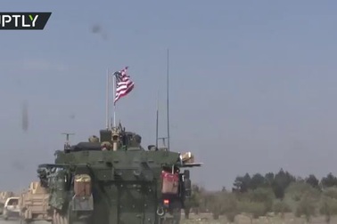 Quân đội Mỹ diễu hành rầm rập gần thành phố Manjib