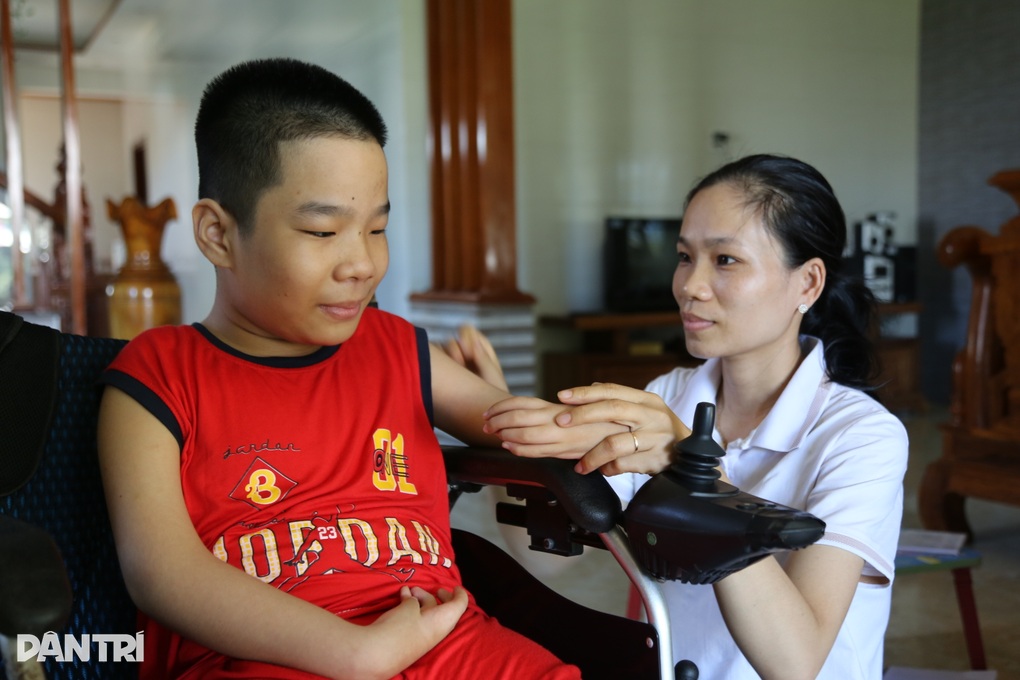 Tiểu Nguyễn Ngọc Ký viết chữ bằng chân, nuôi ước mơ làm bác sĩ - 5 Tiểu Nguyễn Ngọc Ký viết chữ bằng chân, nuôi ước mơ làm bác sĩ - 5