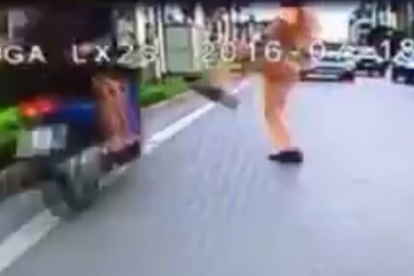 Ý kiến trái chiều quanh vụ CSGT “tung chân” với người vi phạm