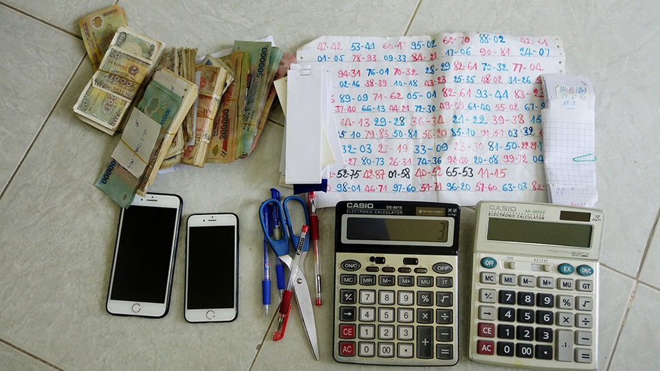 Bắt 4 đối tượng tổ chức bán số đề, tạm giữ 570 triệu đồng - 2 Bắt 4 đối tượng tổ chức bán số đề, tạm giữ 570 triệu đồng - 2