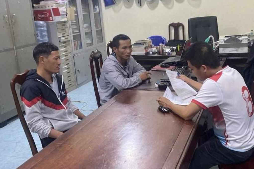 Người đàn ông chắp tay xin lỗi khi bị bắt quả tang ăn trộm sầu riêng - 2 Người đàn ông chắp tay xin lỗi khi bị bắt quả tang ăn trộm sầu riêng - 2