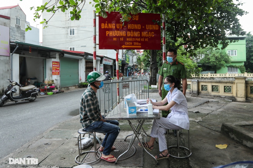 Hà Nội: Xử phạt hàng loạt trường hợp không đeo khẩu trang nơi công cộng - 8 Hà Nội: Xử phạt hàng loạt trường hợp không đeo khẩu trang nơi công cộng - 8