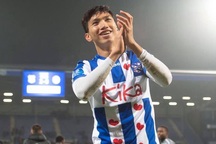Cựu HLV Heerenveen bất ngờ chê Văn Hậu