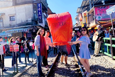 Du lịch nước ngoài trải nghiệm đón tết