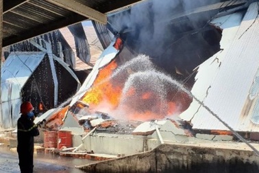 Nhà máy nệm bốc cháy dữ dội giữa trưa nắng