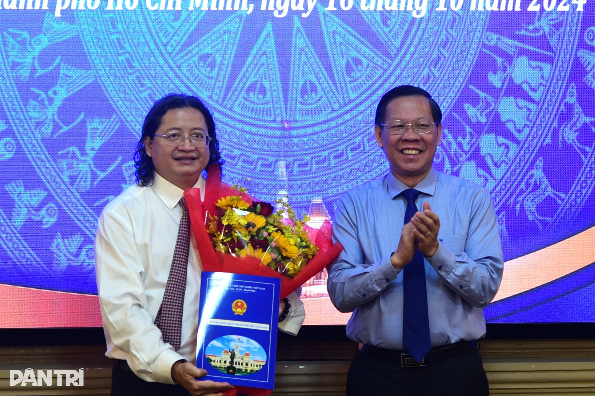 آقای نگوین مین نهوت حکم معاونت مدیر اداره فرهنگ، ورزش و گردشگری شهر هوشی مین را دریافت کرد - 1 Ông Nguyễn Minh Nhựt nhận quyết định làm Phó giám đốc Sở VHTT TPHCM - 1