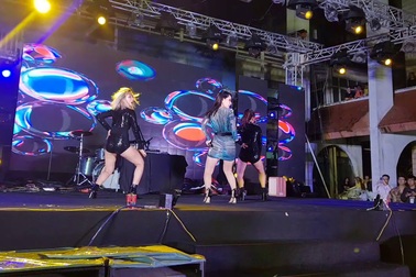 Chi Pu, Yanbi cùng sinh viên ĐH Kiến trúc Hà Nội quậy tưng bừng trong mưa