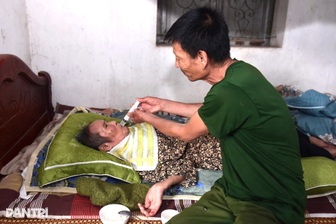 Xót cảnh con trai mắc bệnh thần kinh gồng mình chăm mẹ liệt giường