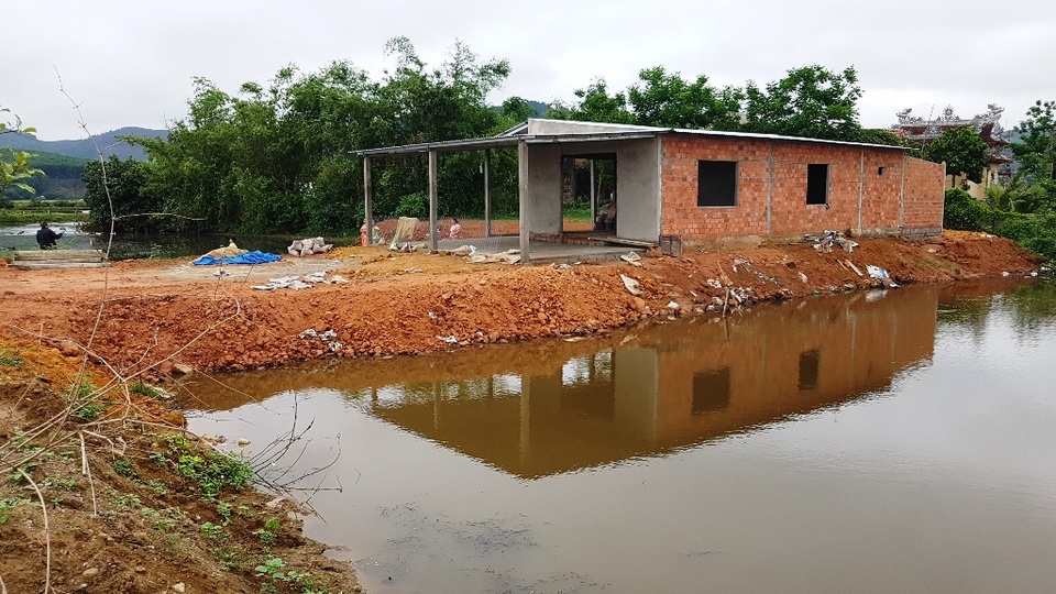 Người dân xây nhà trái phép trên đất thủy sản được chính quyền “tiếp tay”? - 2 Người dân xây nhà trái phép trên đất thủy sản được chính quyền “tiếp tay”? - 2