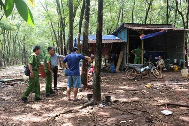 Bị đấm tới tấp vào mặt, rút dao đâm chết bạn thân