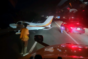 Mỹ: Phi công say xỉn hạ cánh máy bay trên đường cao tốc