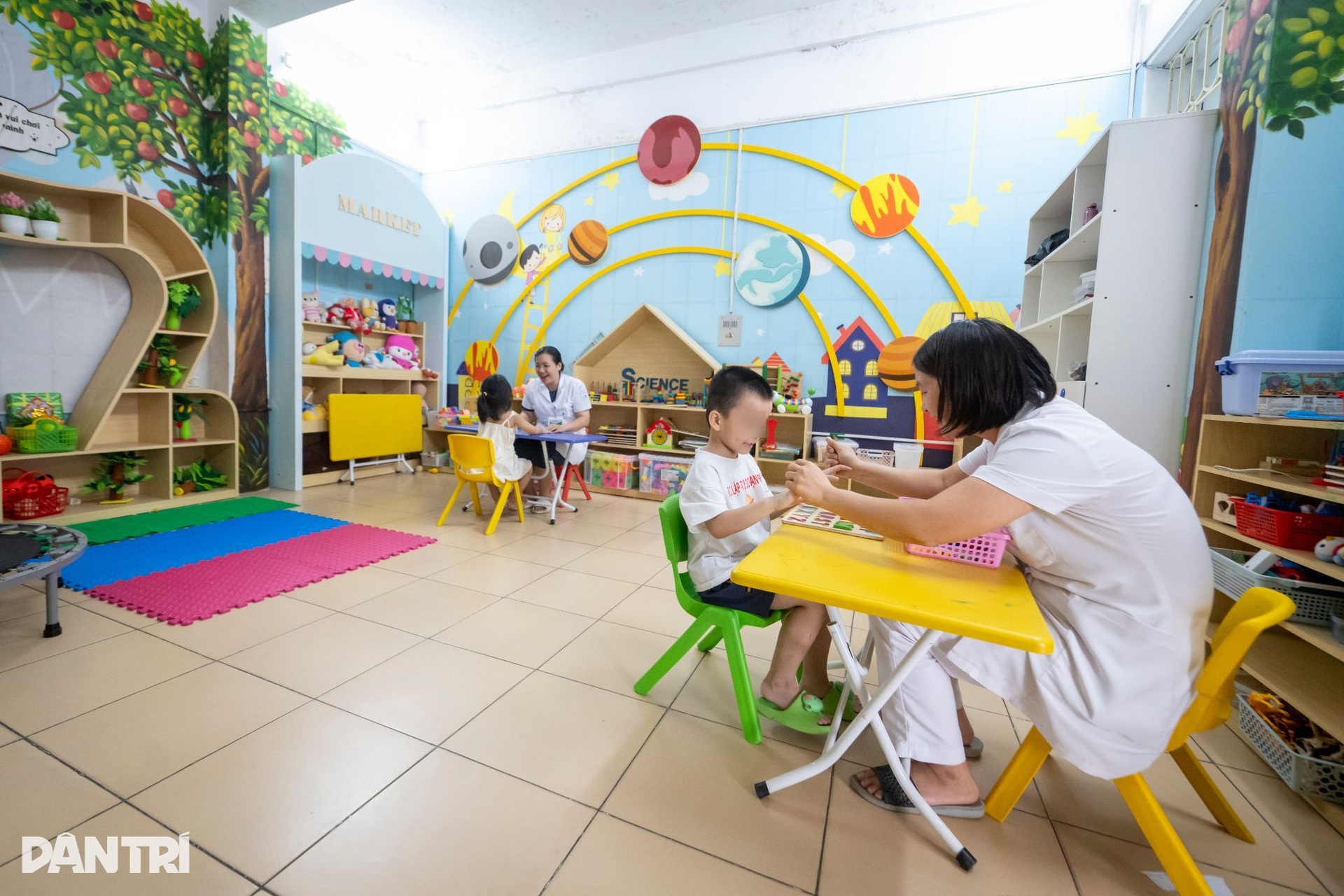 Bác sĩ y học cổ truyền dùng kim tìm tiếng ạ đầu tiên của trẻ tự kỷ  - 3