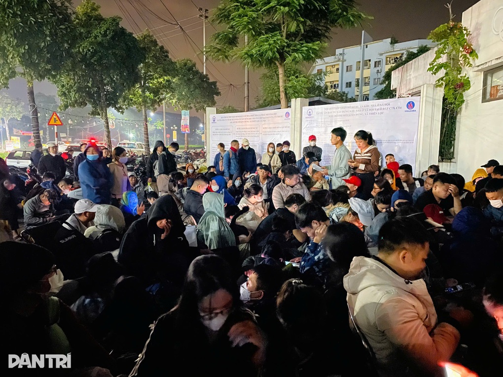 Hàng trăm người thức trắng đêm, cãi vã nảy lửa để giữ chỗ mua nhà ở xã hội - 2 Hàng trăm người thức trắng đêm, cãi vã nảy lửa để giữ chỗ mua nhà ở xã hội - 2