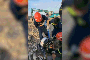 Clip nghẹt thở giải cứu bé gái rơi xuống hố sâu 15m