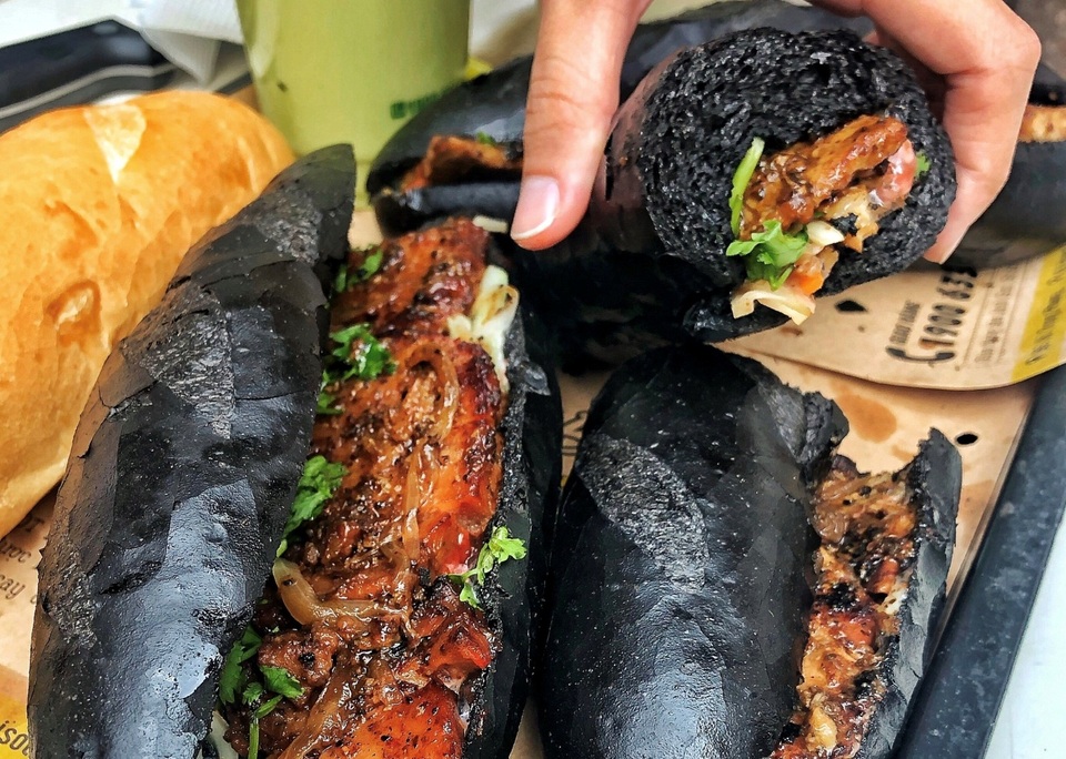 Kỳ lạ bánh mỳ bóng đêm đen như than gây “sốt” ở Hà Nội - 6 Kỳ lạ bánh mỳ bóng đêm đen như than gây “sốt” ở Hà Nội - 6