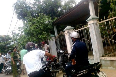 Hàng chục người dân bao vây nhà “cò” làm sổ đỏ