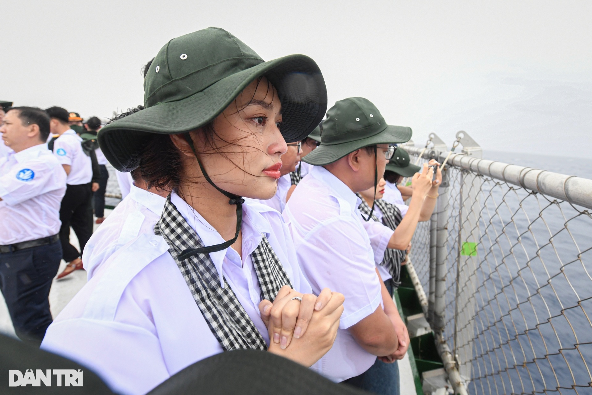 Mưa trắng trời phút tưởng niệm các anh hùng, liệt sĩ hi sinh tại Trường Sa - 13