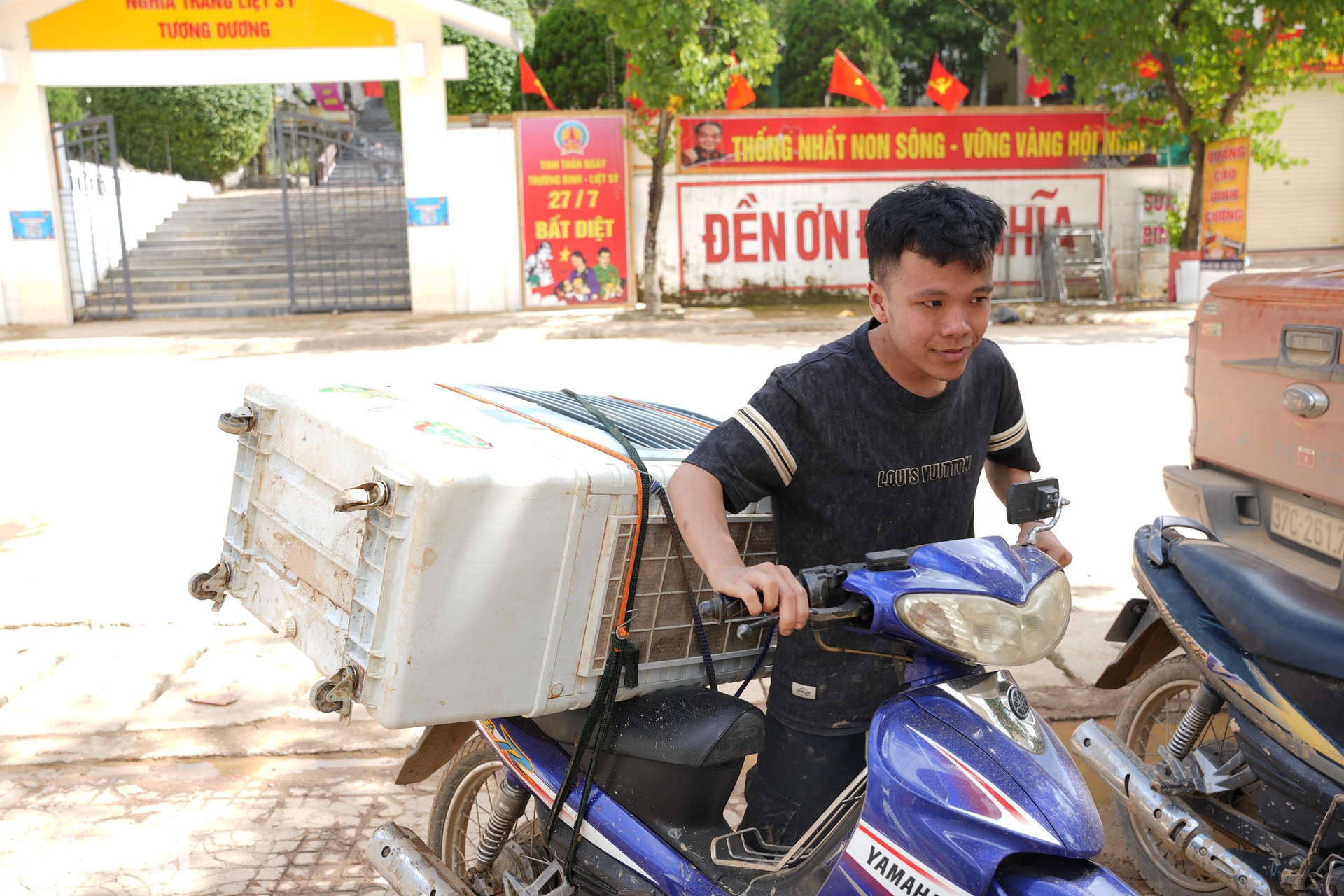 40 thợ lành nghề về Nghệ An sửa tivi, tủ lạnh miễn phí cho bà con sau lũ