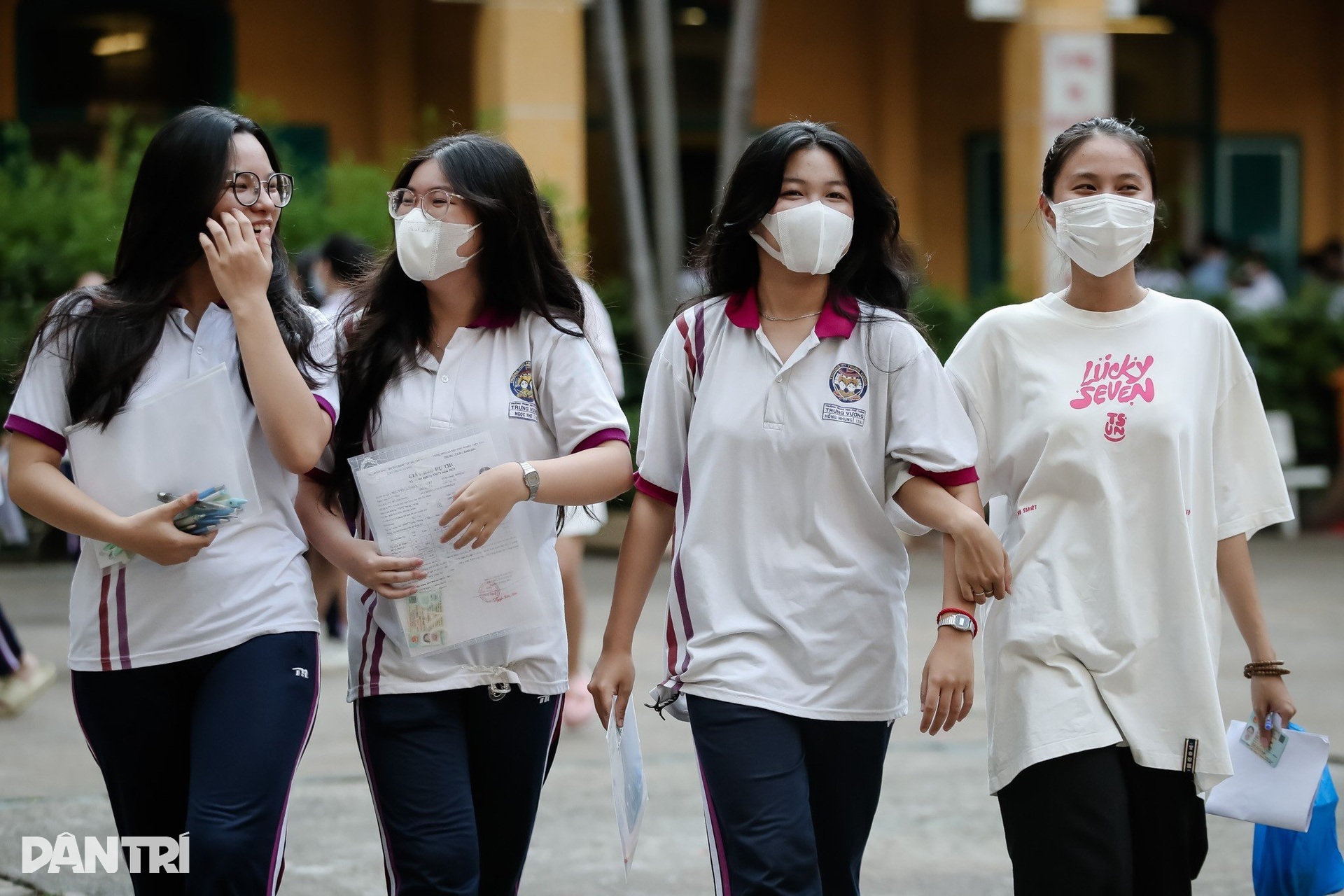 Phụ huynh, thí sinh TPHCM đội mưa trong ngày đầu kỳ thi THPT 2023 - 14 Phụ huynh, thí sinh TPHCM đội mưa trong ngày đầu kỳ thi THPT 2023 - 14