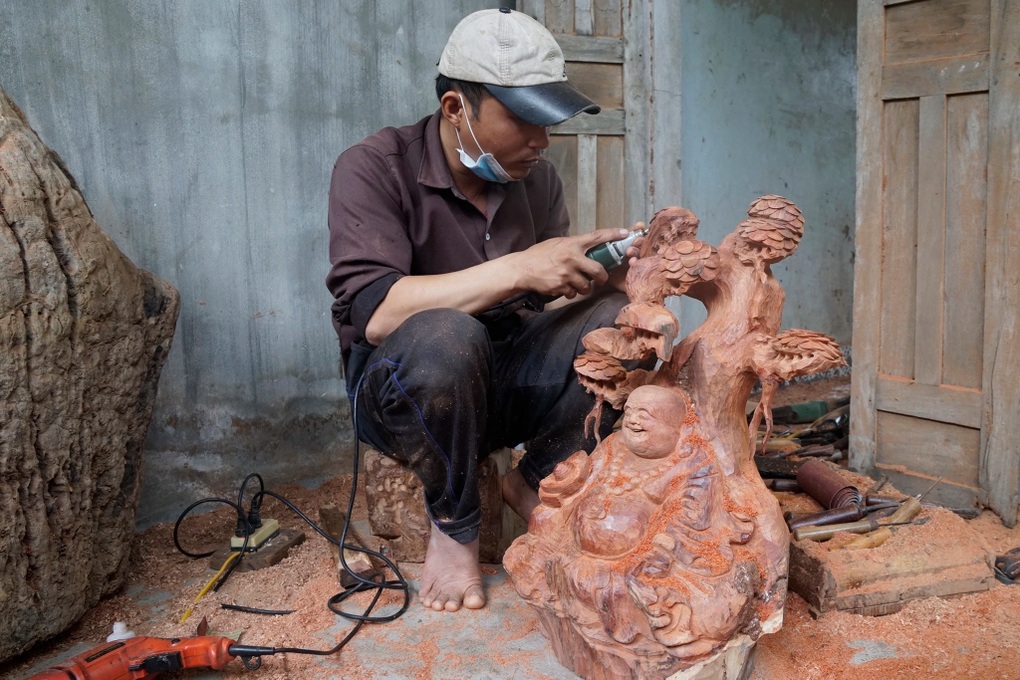 Biến gốc cây khô thành tác phẩm gỗ mỹ nghệ tiền triệu, hút khách dịp Tết - 3 Biến gốc cây khô thành tác phẩm gỗ mỹ nghệ tiền triệu, hút khách dịp Tết - 3