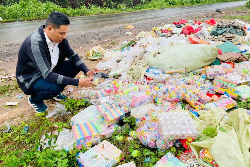 Chỉ đạo điều tra vụ bánh kẹo, đồ chơi nhãn mác lạ chất đống dọc đường - 1 Chỉ đạo điều tra vụ bánh kẹo, đồ chơi nhãn mác lạ chất đống dọc đường