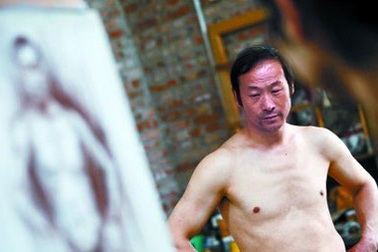 Lão nông làm người mẫu nude