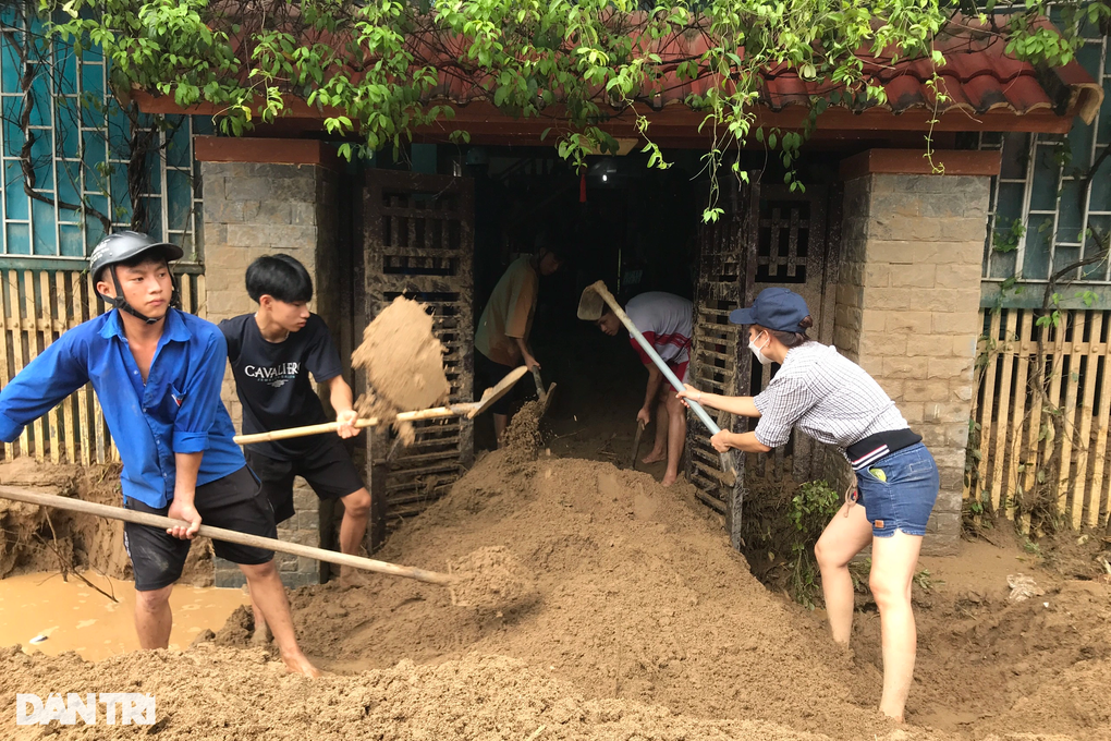Trở về nhà sau lũ, người dân gạt nước mắt cào bùn đất tìm tài sản - 8 Trở về nhà sau lũ, người dân gạt nước mắt cào bùn đất tìm tài sản - 8