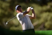 Vượt qua Tyrell Hatton, tay golf Russell Henley dẫn đầu CJ Cup