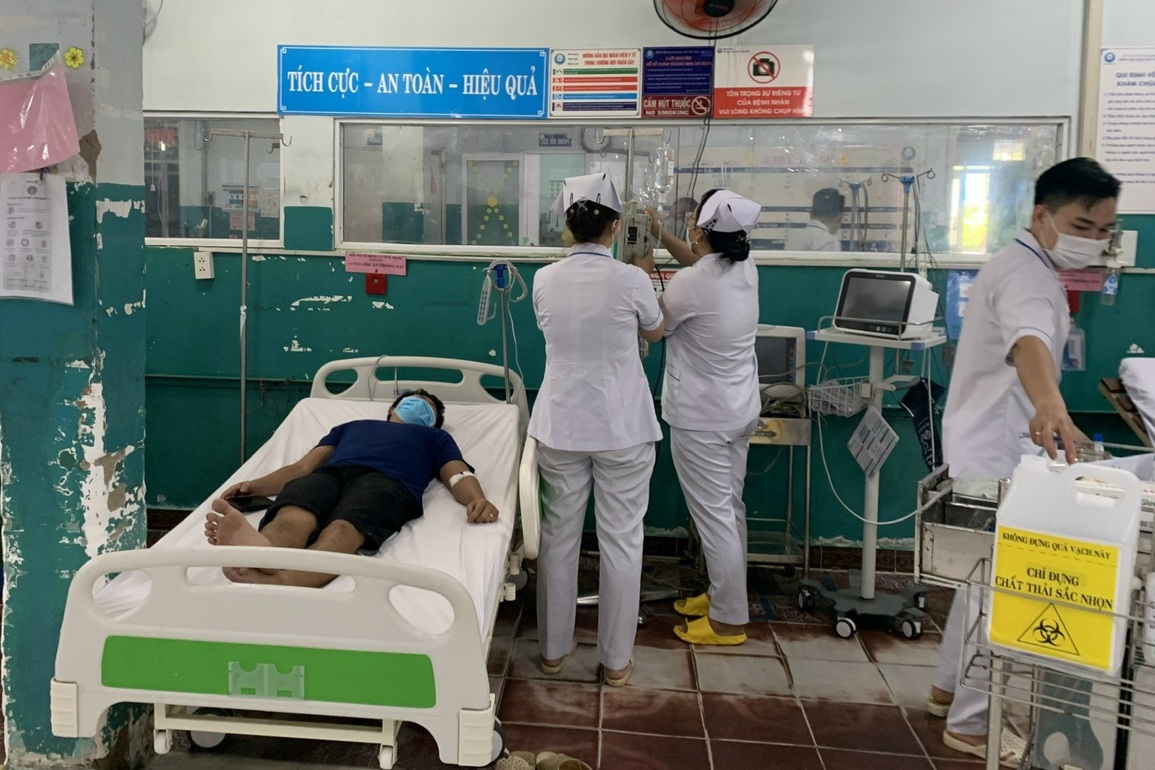 Mưa ngập bệnh viện ở TPHCM, bác sĩ bắt cua trong phòng cấp cứu - 4 Mưa ngập bệnh viện ở TPHCM, bác sĩ bắt cua trong phòng cấp cứu - 4
