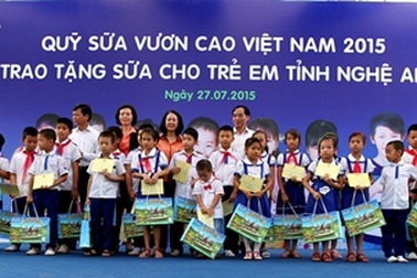 500 thùng sữa đến với trẻ em vùng lũ Quảng Ninh