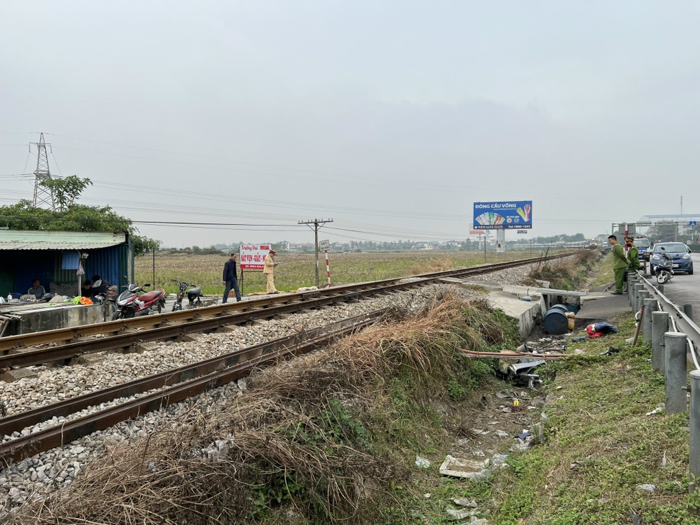 Chủ bãi phế liệu tự ý mở lối qua đường sắt làm một người tử vong - 3 Chủ bãi phế liệu tự ý mở lối qua đường sắt làm một người tử vong - 3