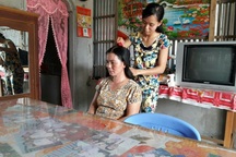 Nữ sinh chăm mẹ mù… đành bỏ đại học vì nhà quá nghèo