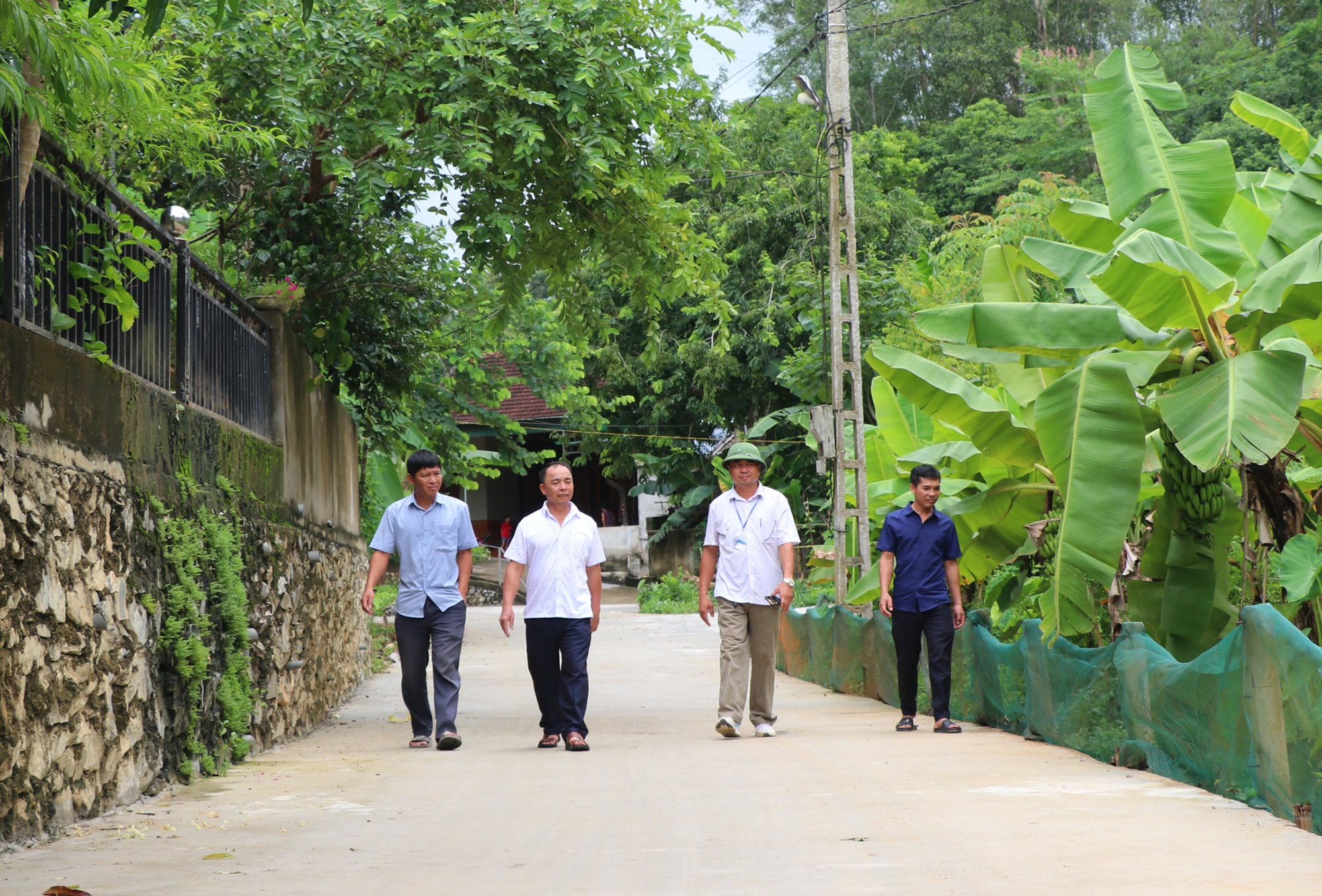 View - Người dân xã miền núi góp 22 tỷ đồng làm đường giao thông nông thôn | Báo Dân trí