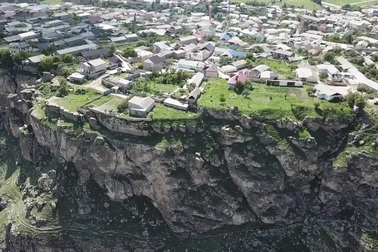 Ngôi làng "gây kinh ngạc" nằm chênh vênh trên rìa của hẻm núi sâu 100m