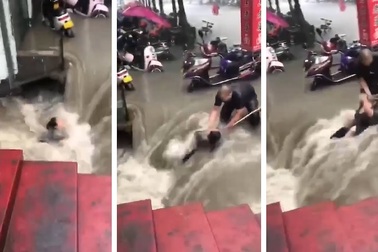 "Thót tim" cảnh giải cứu cô gái Trung Quốc chới với vì bị nước lũ cuốn trôi