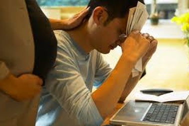 Tôi lao vội ra ngoài khi cánh cửa phòng sau sinh vừa hé mở