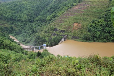 Vết nứt gần hồ thủy điện Đắk R’Tih là do nổ mìn phá đá?